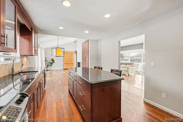 3289 Devon Brook Drive, Bloomfield Hills, MI 48302