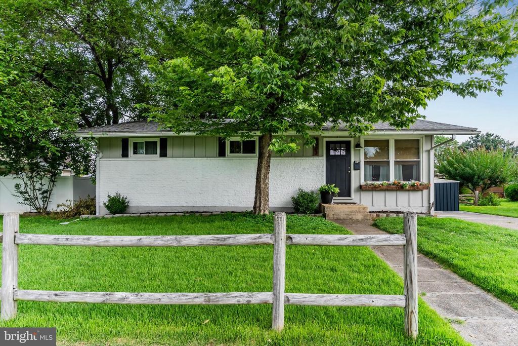 4903 CHARLES RD, Mechanicsburg, PA 17050