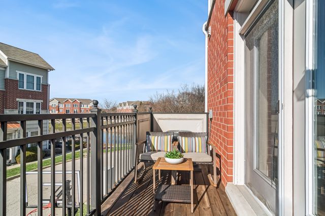 2238 S Crambourne Way, Arlington Heights, IL 60005