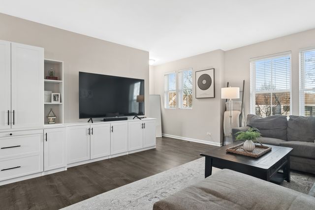 2238 S Crambourne Way, Arlington Heights, IL 60005