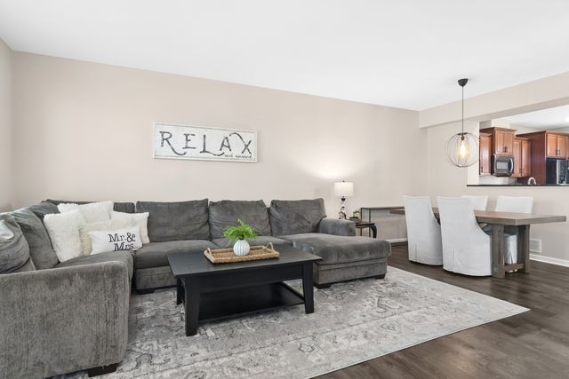 2238 S Crambourne Way, Arlington Heights, IL 60005