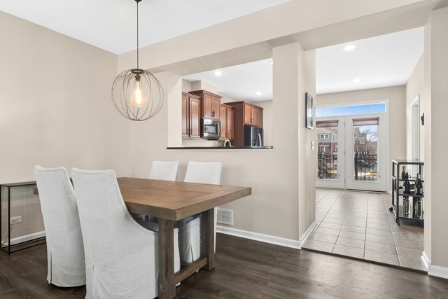 2238 S Crambourne Way, Arlington Heights, IL 60005