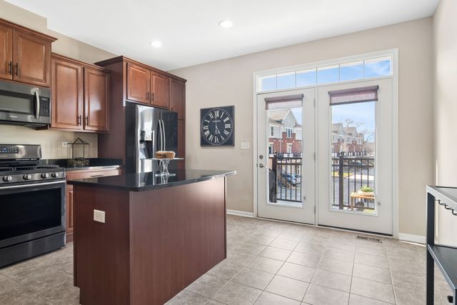 2238 S Crambourne Way, Arlington Heights, IL 60005