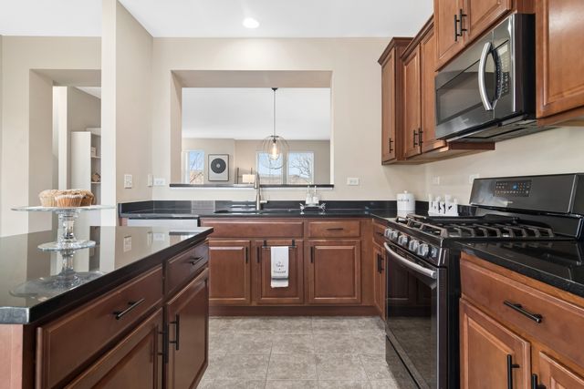 2238 S Crambourne Way, Arlington Heights, IL 60005