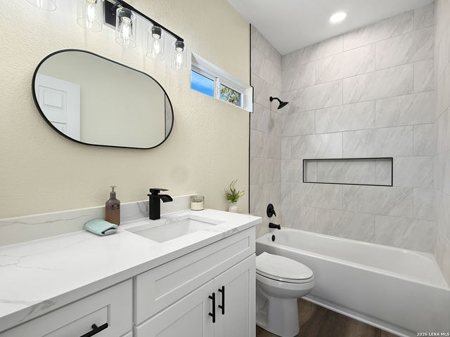 656 Skyline Dr, Bandera, TX 78003