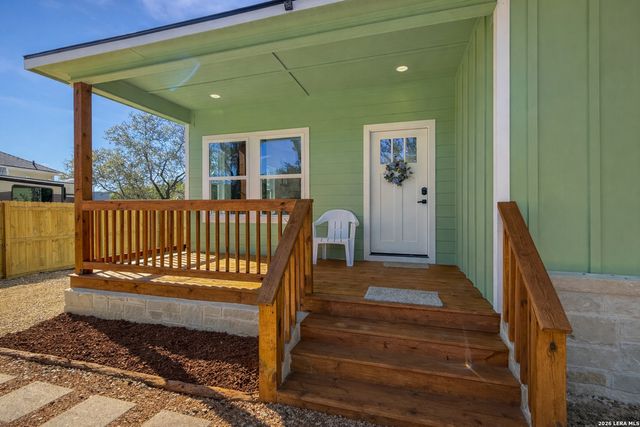 656 Skyline Dr, Bandera, TX 78003