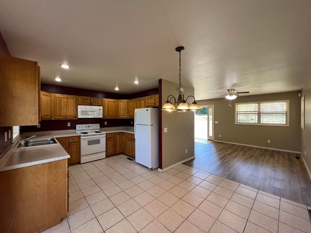 103 W 9th Street, Willow Springs, MO 65793