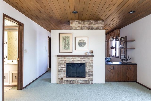 2136 WHITE SWAN DRIVE, Oshkosh, WI 54901