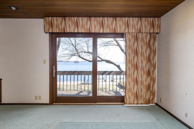 2136 WHITE SWAN DRIVE, Oshkosh, WI 54901