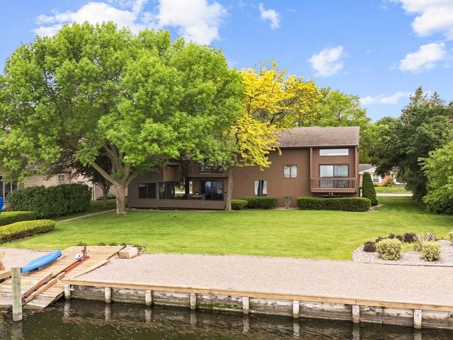 2136 WHITE SWAN DRIVE, Oshkosh, WI 54901