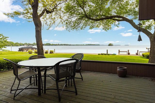 2136 WHITE SWAN DRIVE, Oshkosh, WI 54901