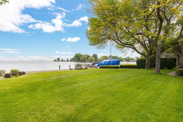 2136 WHITE SWAN DRIVE, Oshkosh, WI 54901