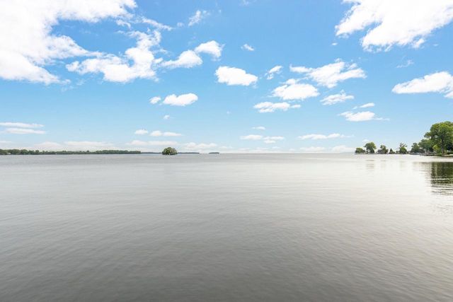 2136 WHITE SWAN DRIVE, Oshkosh, WI 54901