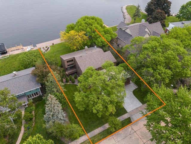 2136 WHITE SWAN DRIVE, Oshkosh, WI 54901