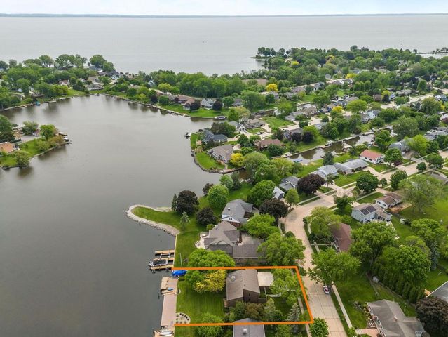 2136 WHITE SWAN DRIVE, Oshkosh, WI 54901