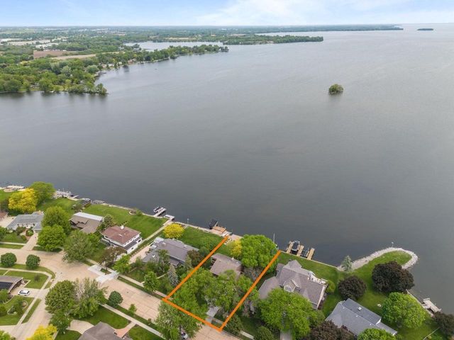 2136 WHITE SWAN DRIVE, Oshkosh, WI 54901