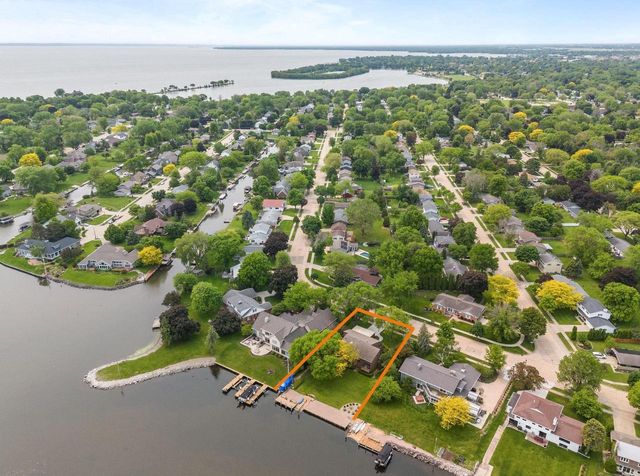 2136 WHITE SWAN DRIVE, Oshkosh, WI 54901