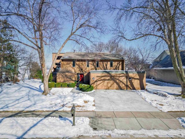 2136 WHITE SWAN DRIVE, Oshkosh, WI 54901