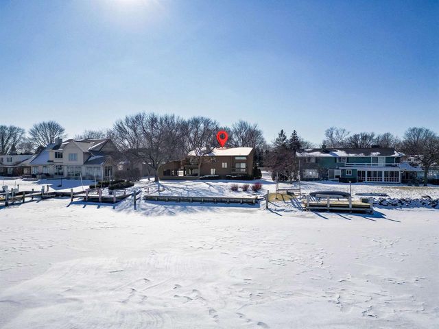 2136 WHITE SWAN DRIVE, Oshkosh, WI 54901