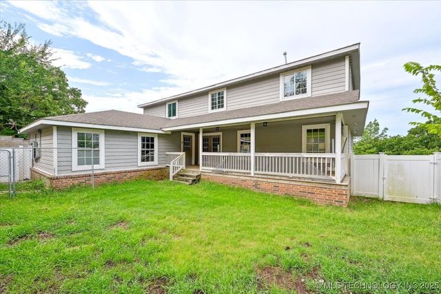 211 Fairway Circle E, Sand Springs, OK 74063