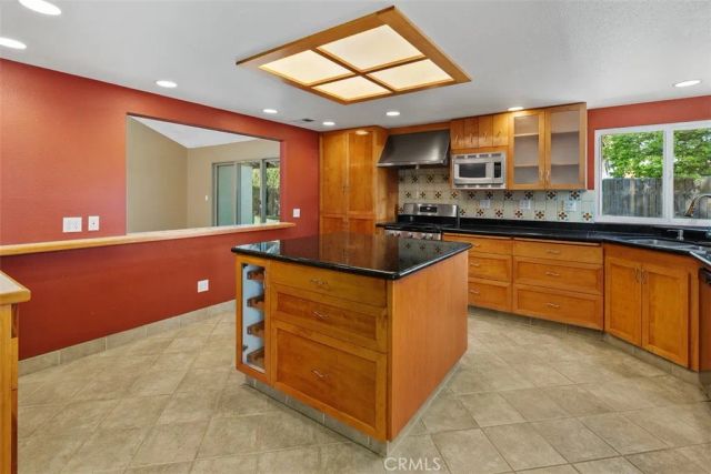 5625 Via Terreno, Riverside, CA 92506