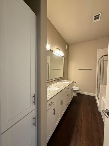 908 N Bishop Avenue 2-301, Dallas, TX 75208