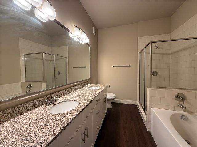 908 N Bishop Avenue 2-301, Dallas, TX 75208