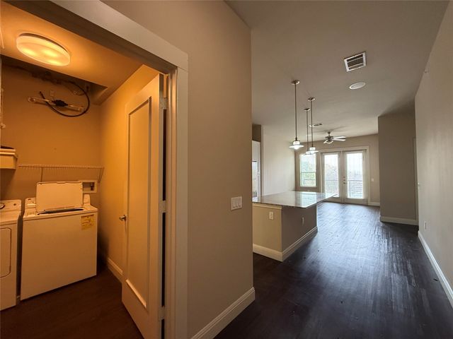 908 N Bishop Avenue 2-301, Dallas, TX 75208