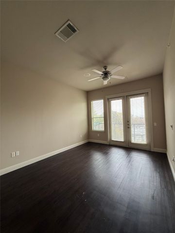 908 N Bishop Avenue 2-301, Dallas, TX 75208