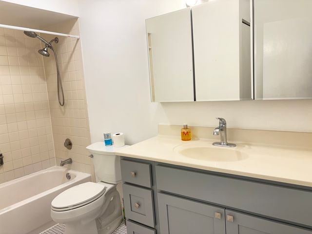 1104 castilian Court 109, Glenview, IL 60025