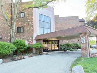 1104 castilian Court 109, Glenview, IL 60025
