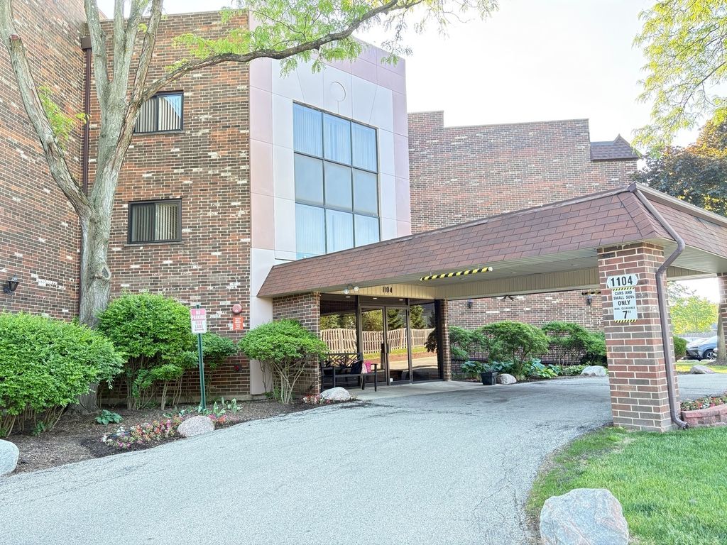 1104 castilian Court 109, Glenview, IL 60025
