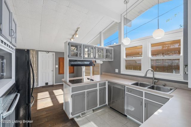 3742 Chatham Rd, Louisville, KY 40218