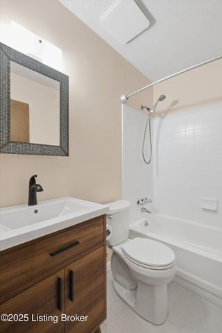 3742 Chatham Rd, Louisville, KY 40218