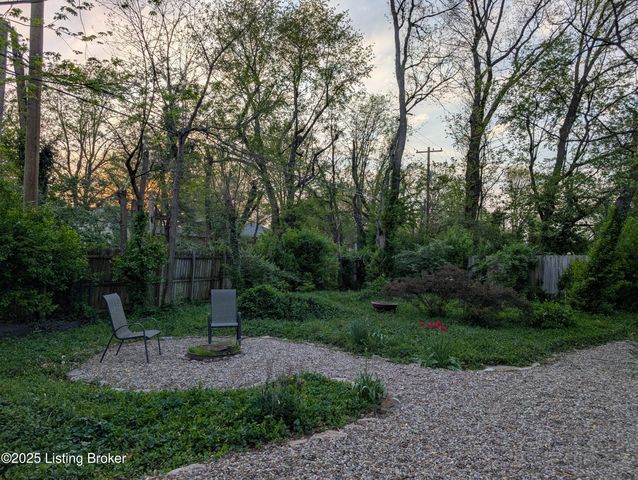 3742 Chatham Rd, Louisville, KY 40218