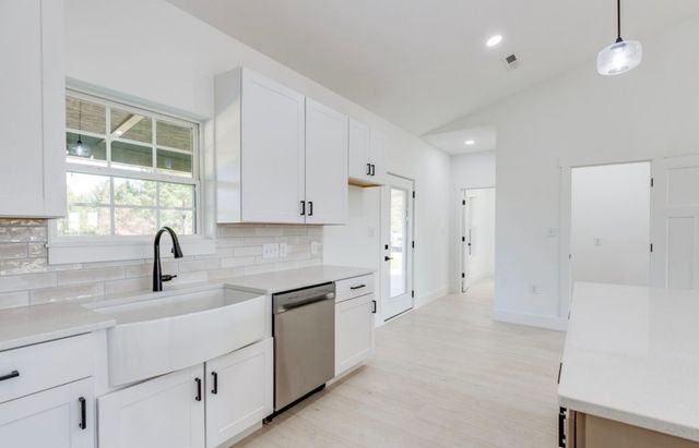 2404 Summer Oaks Cir, Summertown, TN 38483