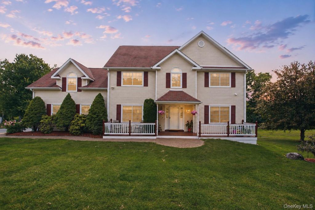 33 Gabriels Path, Poughquag, NY 12570