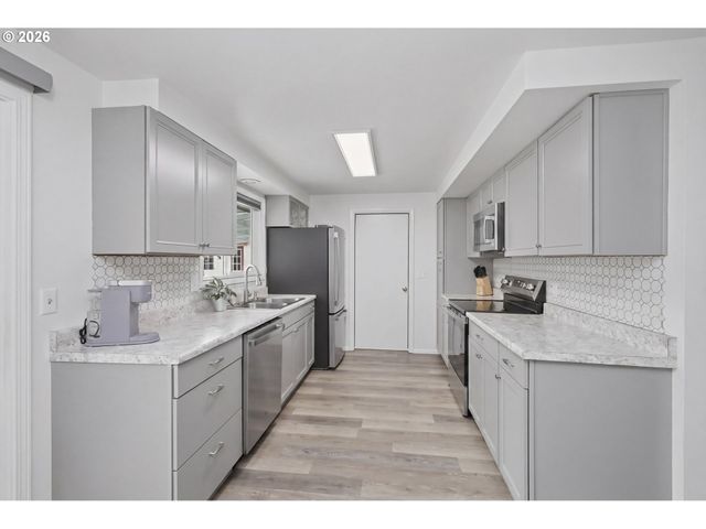 1125 DELROSE Dr, Springfield, OR 97477