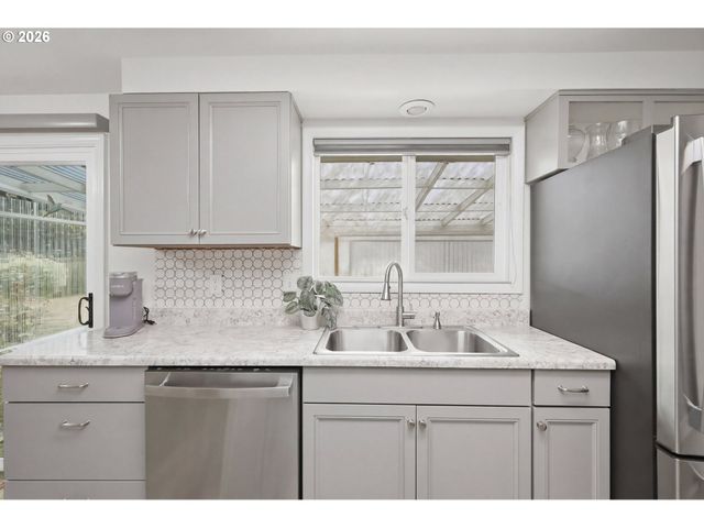 1125 DELROSE Dr, Springfield, OR 97477