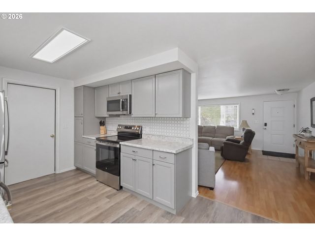 1125 DELROSE Dr, Springfield, OR 97477