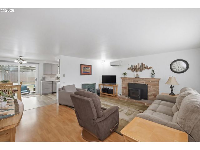 1125 DELROSE Dr, Springfield, OR 97477