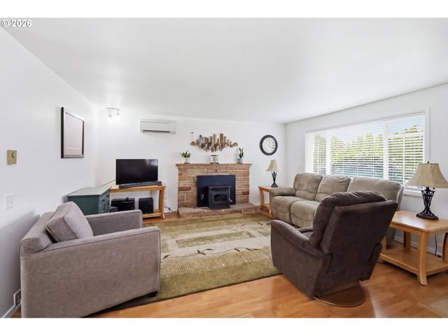 1125 DELROSE Dr, Springfield, OR 97477