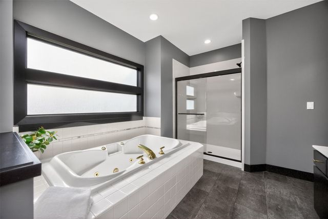 14881 Woodcrest Drive, Clive, IA 50325