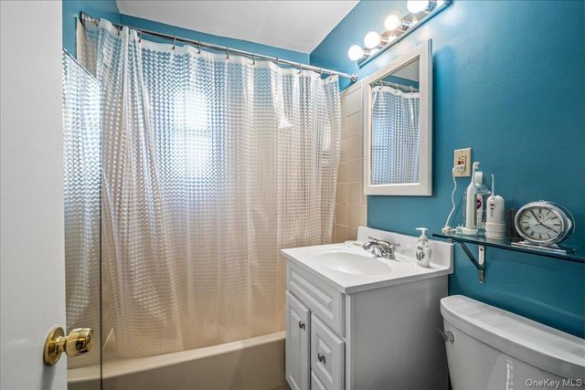 1329 Broadway Q10, Hewlett, NY 11557