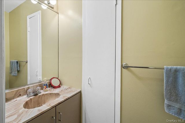 1329 Broadway Q10, Hewlett, NY 11557