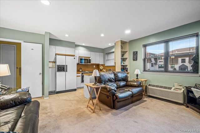 1329 Broadway Q10, Hewlett, NY 11557