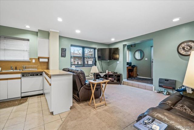 1329 Broadway Q10, Hewlett, NY 11557