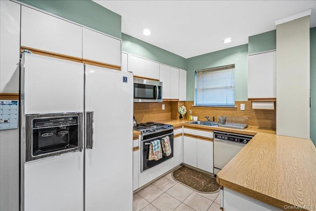 1329 Broadway Q10, Hewlett, NY 11557