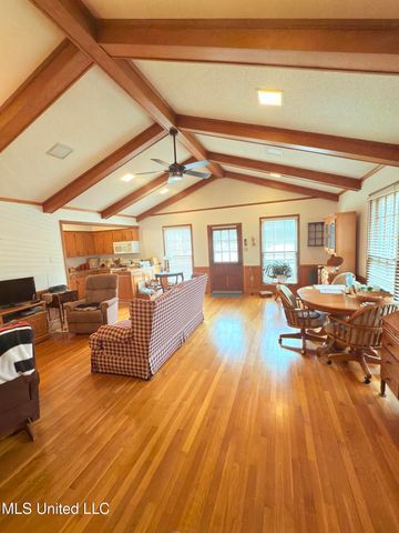 588 Robin Road, Grenada, MS 38901