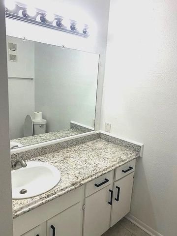 3075 Walnut Bend Lane 23, Houston, TX 77042